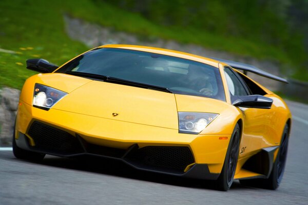 Coche deportivo Lamborghini en amarillo