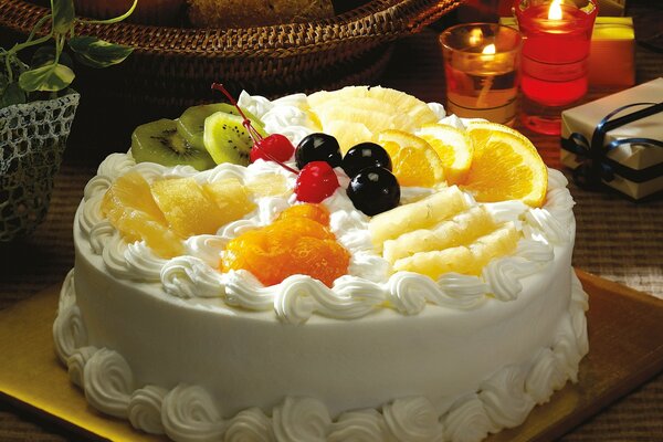 Torta decorata con bacche e frutta