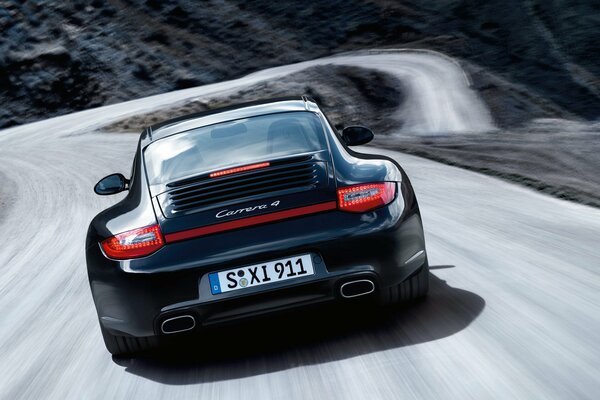 Une voiture de sport Porsche roule sur la route