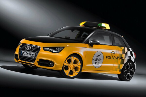 Jaune audi A1 wortherse 981 dans un bel éclairage et avec le logo de l aéroport