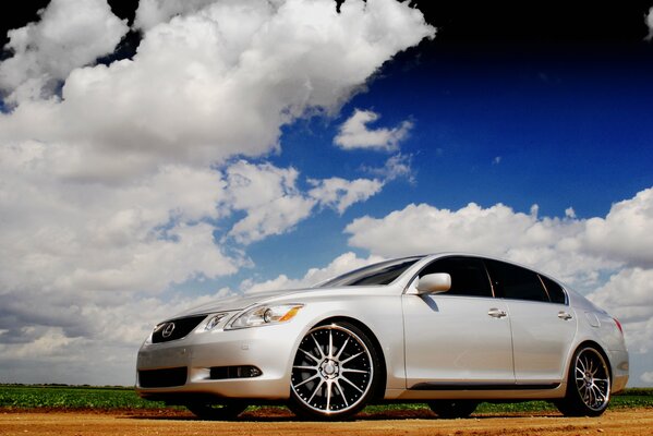 Lexus blanc avec des disques, une voiture chic