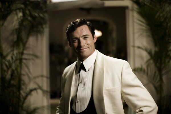 Hugh Jackman en traje blanco