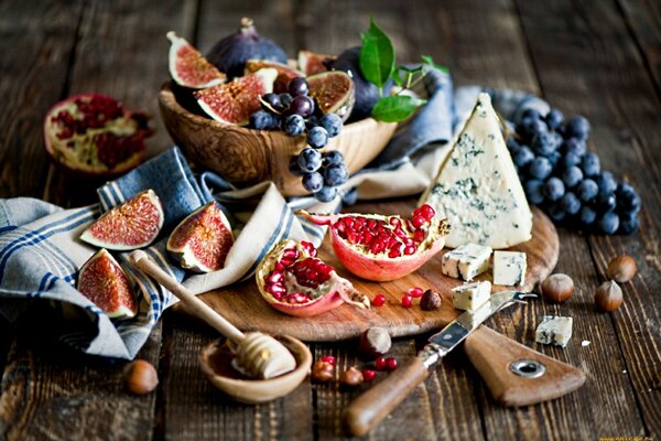 Cheese with honey, pomegranate and figs