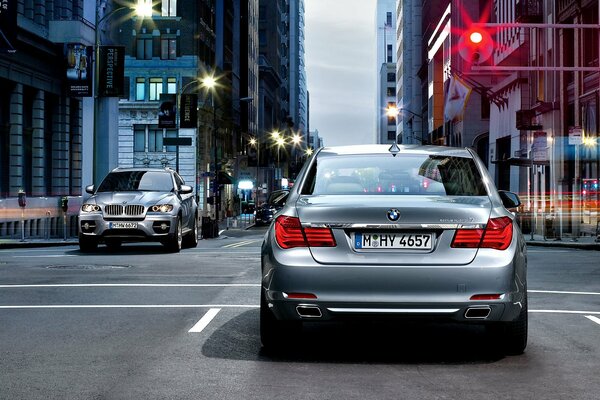 Un coche fresco de BMW recorre la ciudad