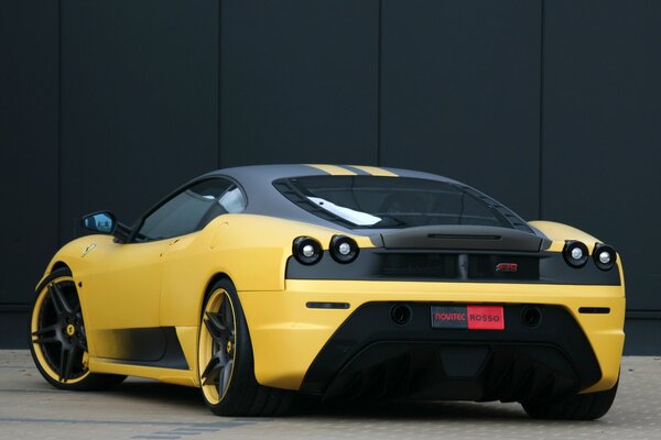 Voiture de course Ferrari jaune à l arrière