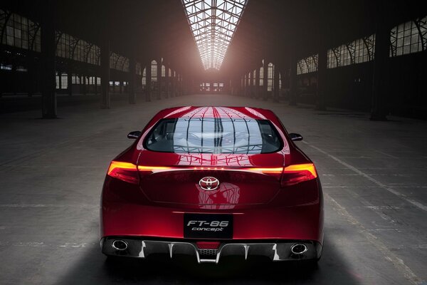 TOYOTA FT 86 DANS LE HANGAR AVEC LE TOIT PANORAMIQUE