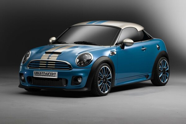 Minicooper brillant sur une surface plane