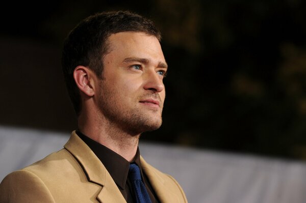 Justin Timberlake en costume beige