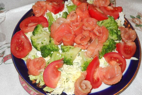 Ensalada de salmón con tomate y brócoli