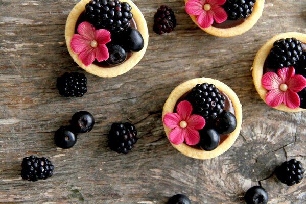 Berry tartlets with blackberries and blueberries