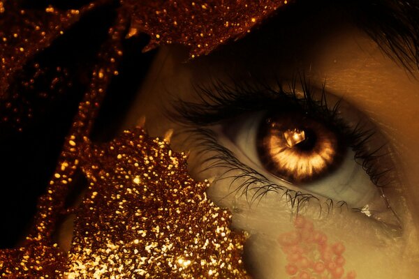 Immagine macro con occhio e glitter