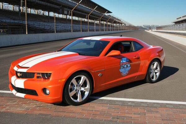 Chevrolet camaro SS naranja en pista deportiva