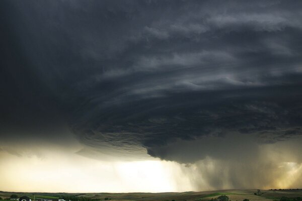 Une photo sombre de la tempête qui a commencé dans le champ