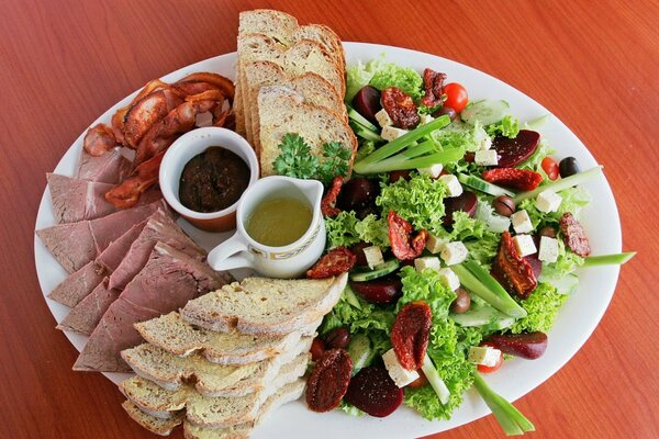 Salad with sauce, meat with bread