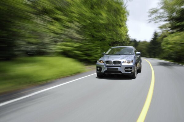 Fondo borroso de la carretera de campo con BMW