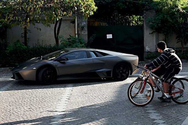 Stylowy obraz lamborghini i roweru