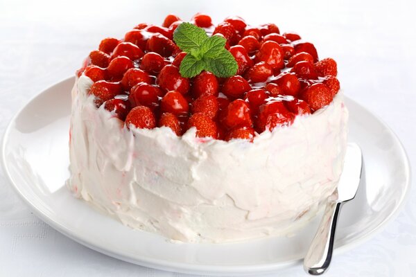 Cake with white cream, berries and mint