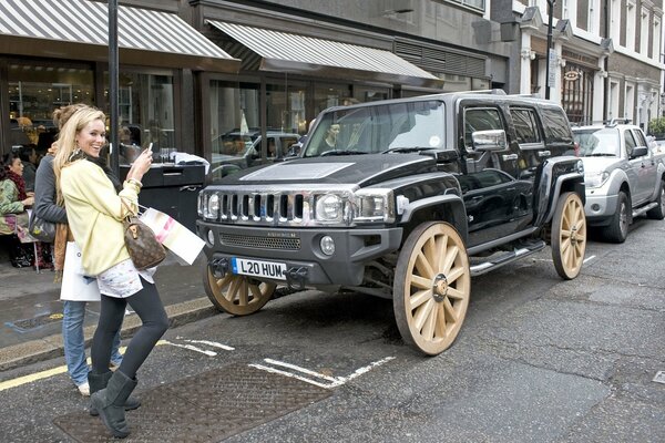 Voiture Hummer sur roues en bois