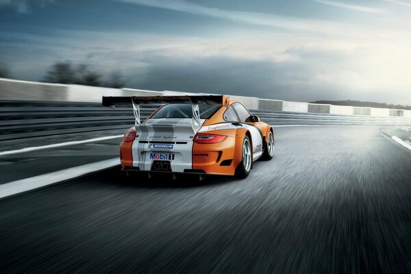 Voiture de sport Porsche sur la piste de course