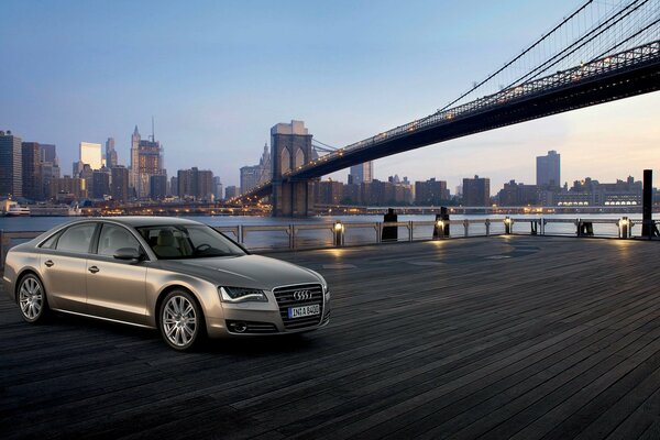 Sur le fond du pont et des gratte-ciel-Audi argent