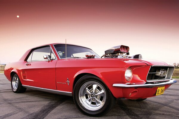 Hermoso Ford rojo al atardecer