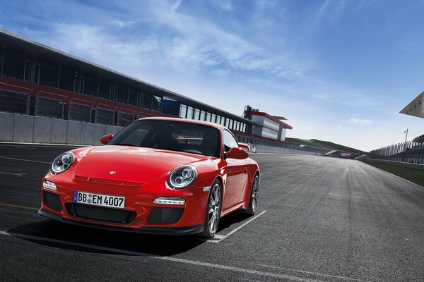 Roter Porsche 911 auf Asphalt an der Startlinie