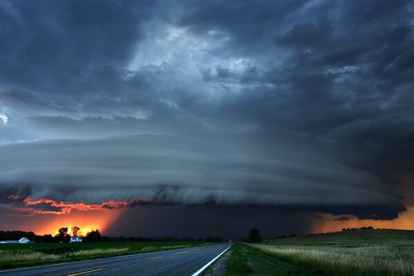 Paisaje cielo de tormenta al atardecer