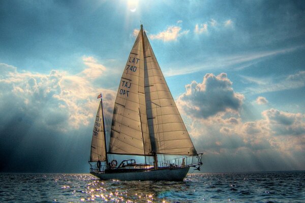 Un velero navega por un mar agitado en medio de un cielo nublado