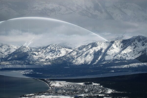 Imagen procesada de montañas cubiertas de nieve contra un cielo gris