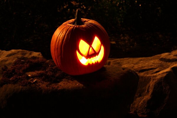 Citrouille avec des yeux brûlants à la fête d Halloween