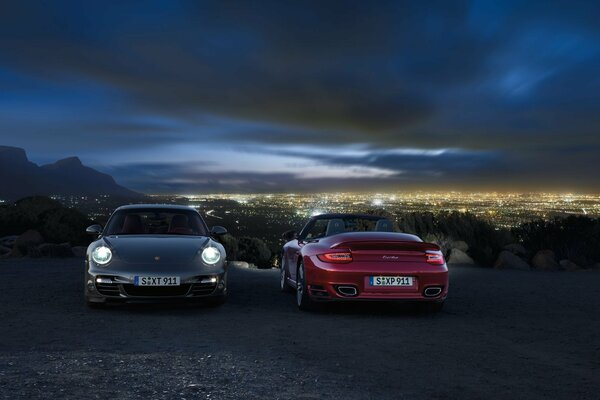 Porsche grigio e rosso su sfondo serale