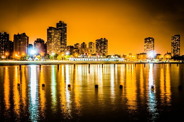 Foto nocturna de Chicago con reflexión