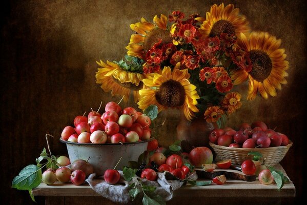 Stillleben von hellen Sonnenblumen und Orangenblüten und Äpfeln