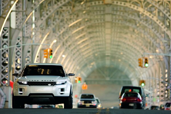 Cars that travel in the tunnel