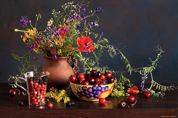 Natura morta di bacche rosse e fiori