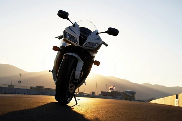 Moto in pista al tramonto