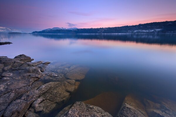 Lac de montagne au coucher du soleil rose