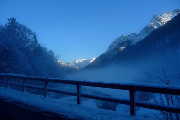 Winter, schneebedeckte Berge, Bäume im Frost