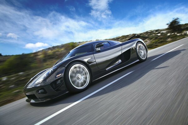 Voiture de sport sur la photo de vitesse