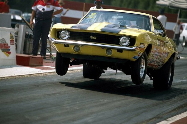 Clásico amarillo Chevrolet Camaro clase SS