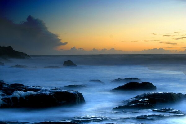 Nebbia blu ha toccato il mare