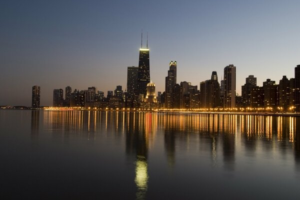 Nächtliches Chicago mit Reflexion im Wasser