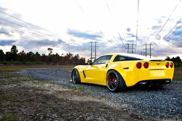 Corvette sur asphalte fond d écran sur comp