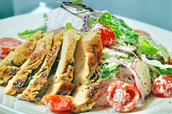 Insalata di petto di pollo e pomodorini