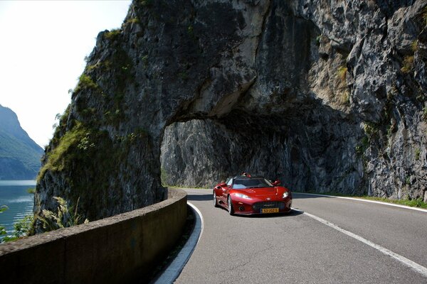 L auto rossa sulla strada passa l arco