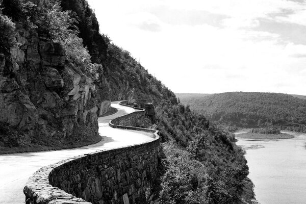 Berg Serpentine über dem Gebirgsfluss