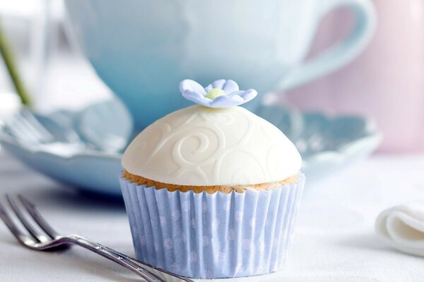 Süßes Dessert in Lila Verpackung mit Blume