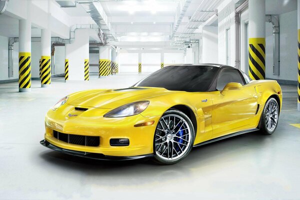 Corvette jaune debout sur le parking