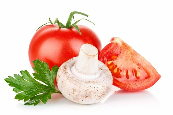 Champignons champignons avec tomate sur fond blanc