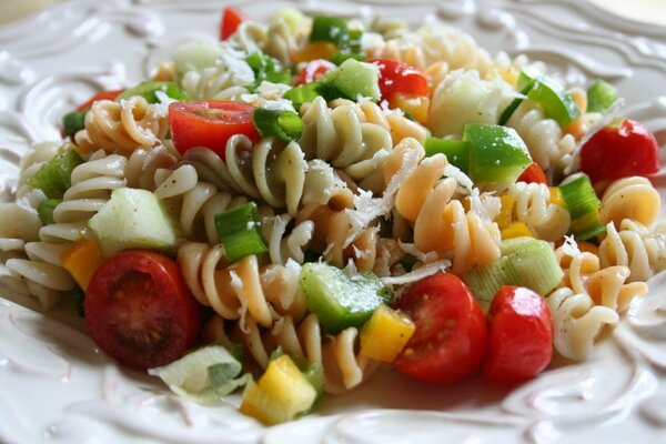 Sommersalat mit Kirschtomaten und warmen Nudeln